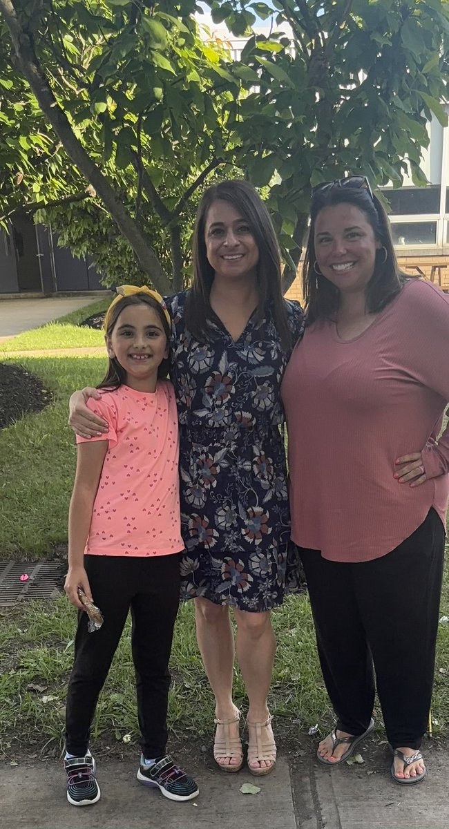 MrsAmadeosCrew's tweet photo. Happy to support some of my favorite people with my little bestie.Congratulations Lynda, Jen, &amp; Kristin 💞 Well deaerved! #obproud https://t.co/dsCdsGWQEa
