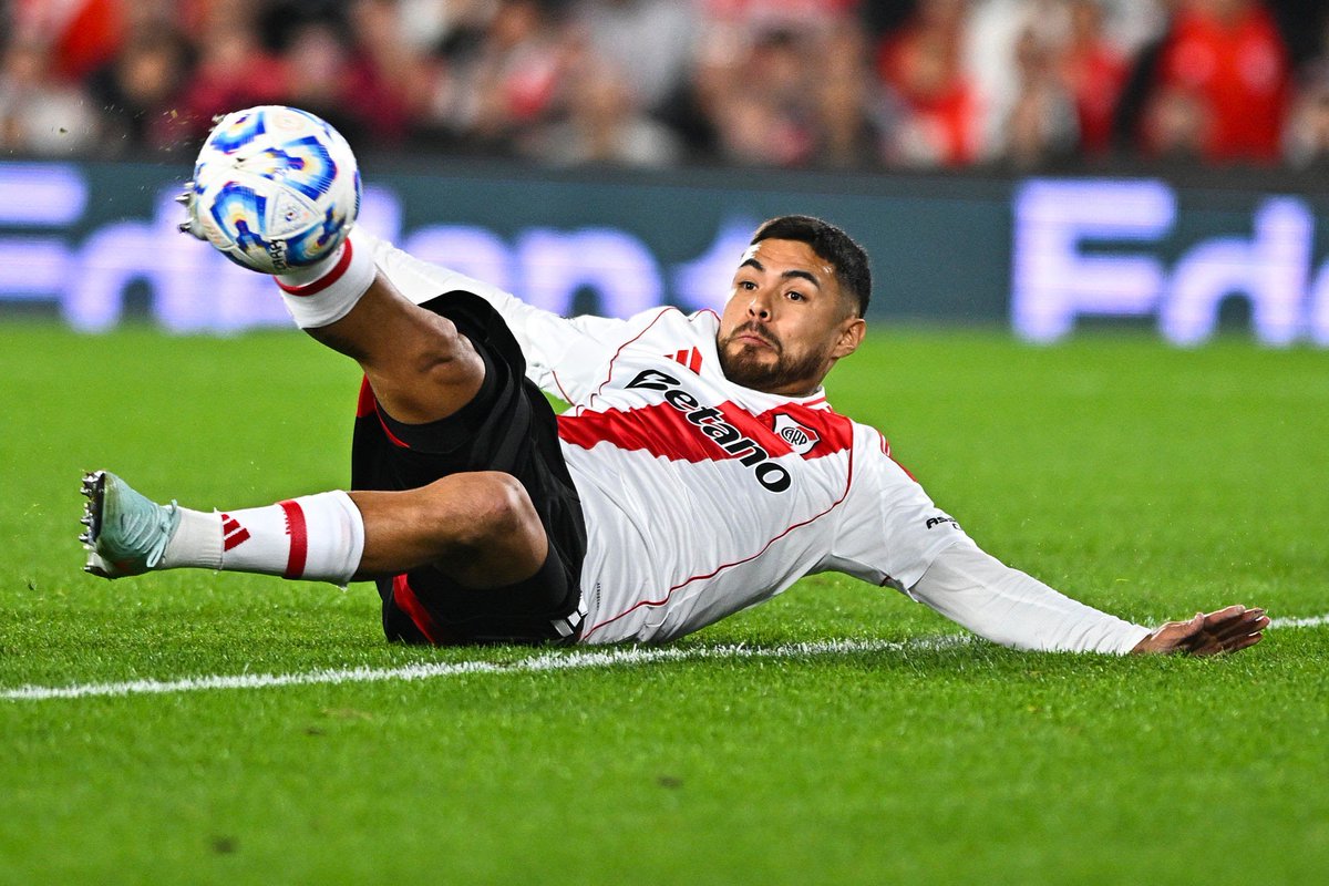 niicoolassm's tweet photo. Es algo increíble que haya habido hinchas de River que pidieron a Paulo Díaz, un jugador que siempre comete errores en los partidos importantes.

Basta de estos jugadores que son capitanes de la derrota. Necesitamos una defensa sólida y que no cometa errores. https://t.co/CRQriCO68O