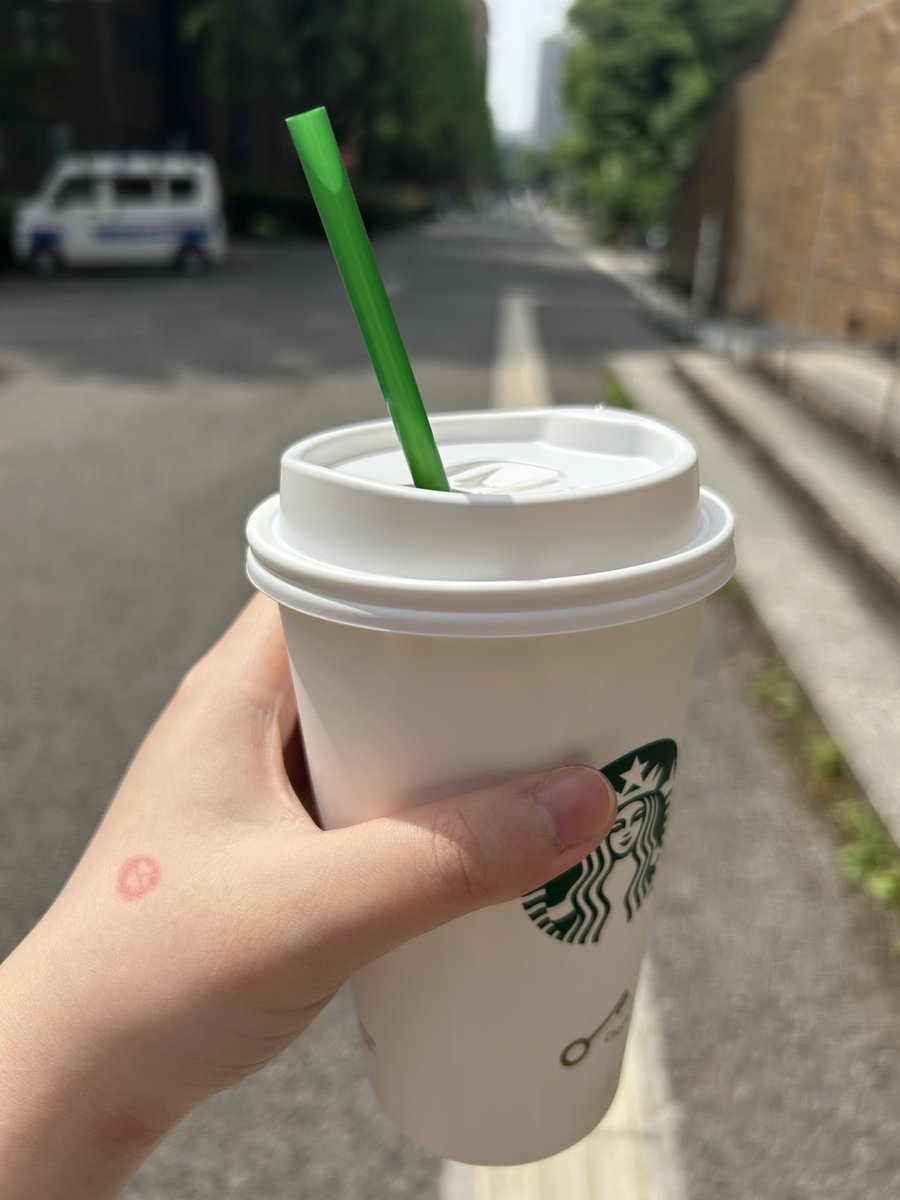 _subin0718's tweet photo. 投票だん🗳️ 投票用紙が折らなくてもいいように変わっていた…(封筒を渡される) https://t.co/FNJAMdxpfr