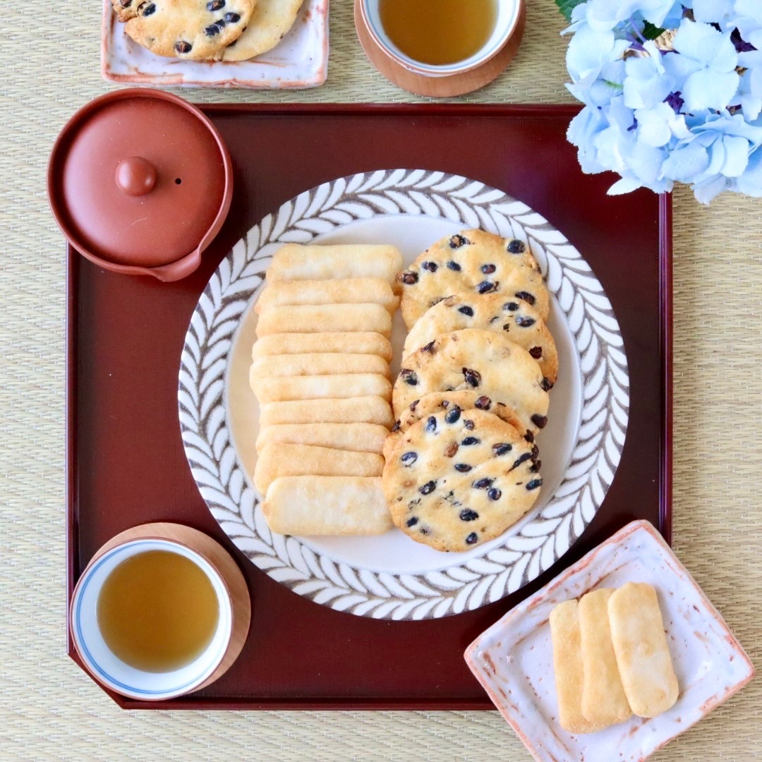 #GW が終わり、#祝祭日 のない6月を前に、お仕事や家事や育児や勉強など、各方面で奮闘中の皆様～🎌
お疲れ様です‼️
すでに始まった #夏日 や来る #梅雨 に備え #日本のお米100％のおせんべい、おかきでおなかと心に #エネルギーチャージ して頑張りましょう✨💪✨
#岩塚製菓