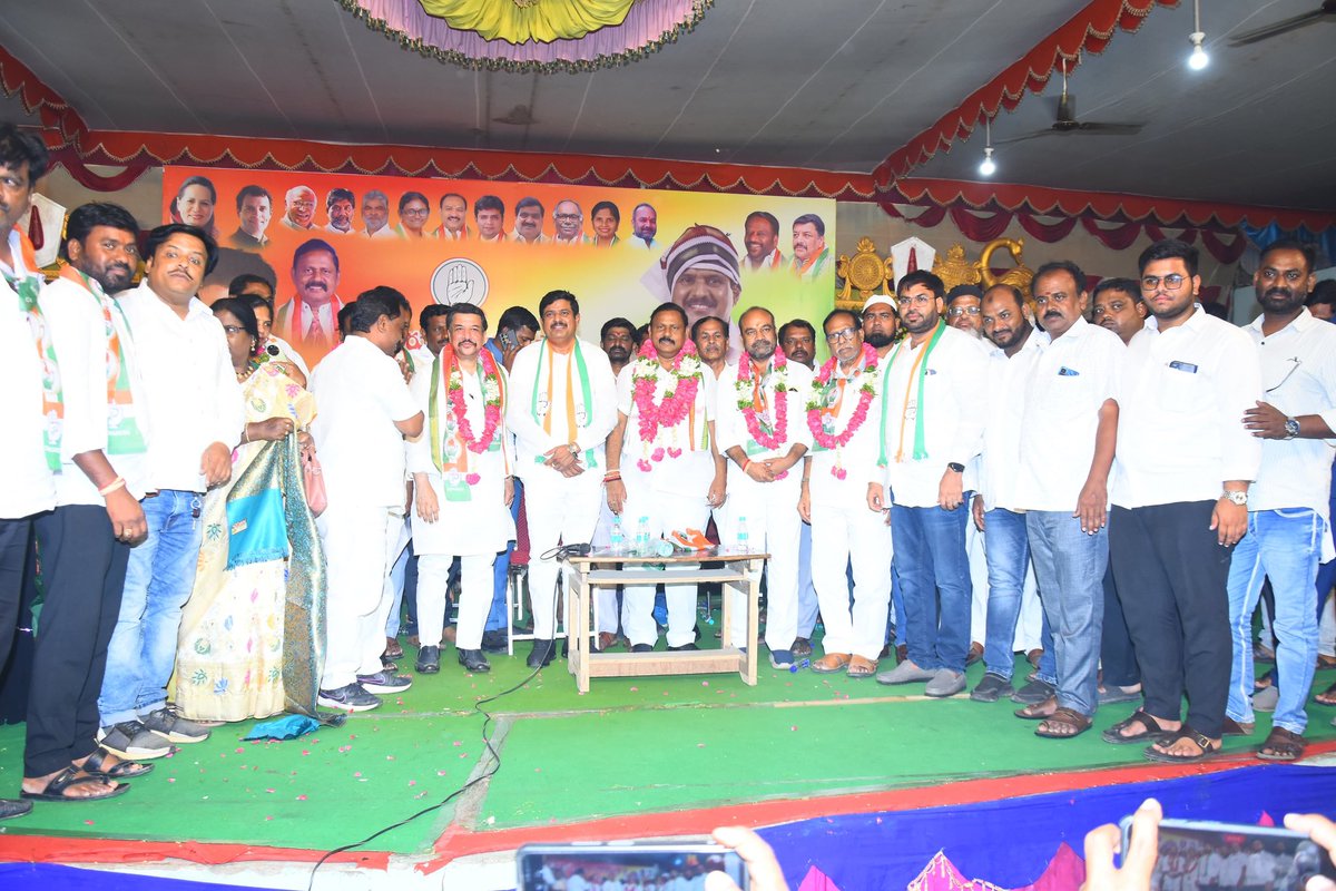 T Ram Mohan Reddy (@trammohanredd12) on Twitter photo తాండూరు పట్టణంలో ఏర్పాటుచేసిన తాండూరు నియోజకవర్గ స్థాయి కాంగ్రెస్ పార్టీ సంస్థాగత నిర్మాణ సన్నాహక సమావేశంలో తాండూరు MLA <a href="/ManoharReddyINC/">Buyyani Manohar Reddy</a> గారు,ఇంచార్జీ వినోద్ కుమార్ రెడ్డి గారు,నరేందర్ రాంశెట్టి గార్లతో కలిసి పాల్గొన్నాను.
<a href="/INCTelangana/">Telangana Congress</a> #TelanganaCongress తాండూరు పట్టణంలో ఏర్పాటుచేసిన తాండూరు నియోజకవర్గ స్థాయి కాంగ్రెస్ పార్టీ సంస్థాగత నిర్మాణ సన్నాహక సమావేశంలో తాండూరు MLA <a href="/ManoharReddyINC/">Buyyani Manohar Reddy</a> గారు,ఇంచార్జీ వినోద్ కుమార్ రెడ్డి గారు,నరేందర్ రాంశెట్టి గార్లతో కలిసి పాల్గొన్నాను.
<a href="/INCTelangana/">Telangana Congress</a> #TelanganaCongress