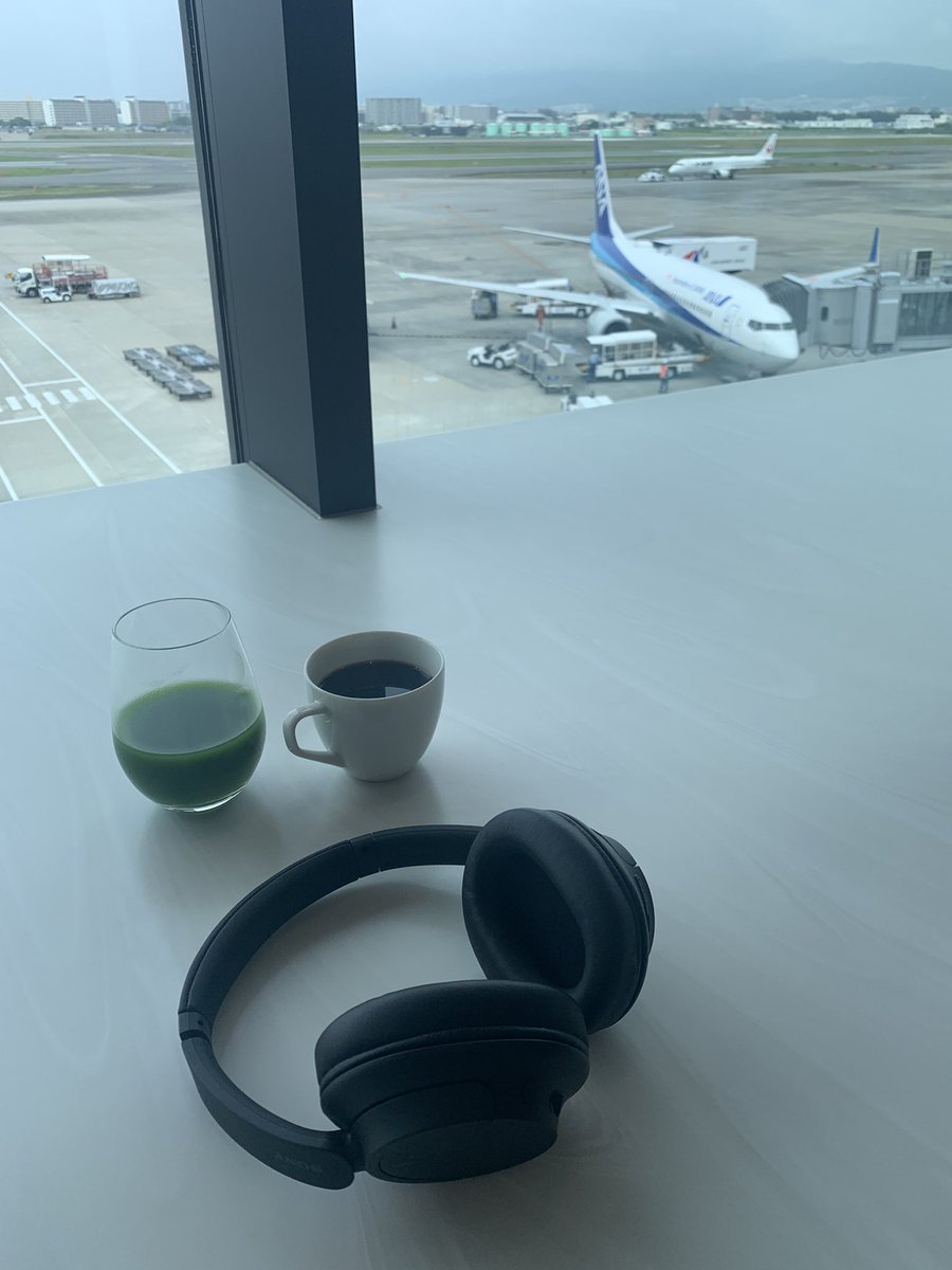 StudioMortlake's tweet photo. 久しぶりの空港。天候不順で飛ぶか飛ばないかの瀬戸際？！ゆっくりと判断の時を待ちます。コーヒー美味しいね。#ana https://t.co/BnbBW4EuZs