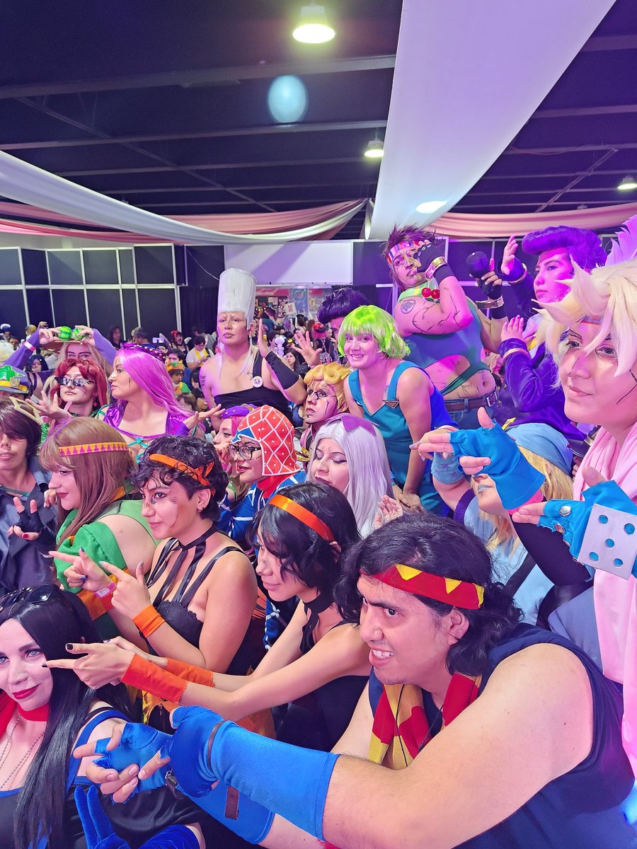 Canon_cosplay's tweet photo. Yare yare daze… qué fin de semana tan bizarro y hermoso!
Gracias Yume y a @kazusou_oda por su calidez y talento. ¡Y a la comunidad JoJo por ser tan fabulosa como siempre! 🌟
#JoJosBizarreAdventure #BloodyStream #CodaLive #JoJoCosplay #AnimeCon #JoJoConvention #JJBA https://t.co/fL2BgdXyFs