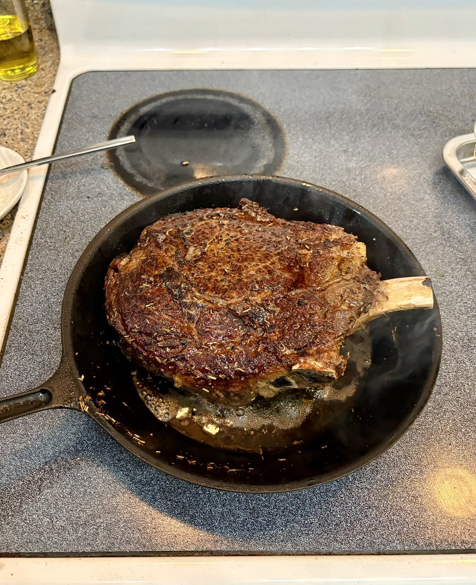 Trader Joe’sで期間限定の骨付きリブアイステーキをゲット🥩

厚さ6cmだったのでreverse searで調理(オーブン250℃で約1時間→鉄フライパンで両面と側面を1〜1分半程度焼き色が付くまで焼く)

普通に美味しかったので、ステーキ好きな方は試す価値ありだと思います！

traderjoes.com/home/products/…