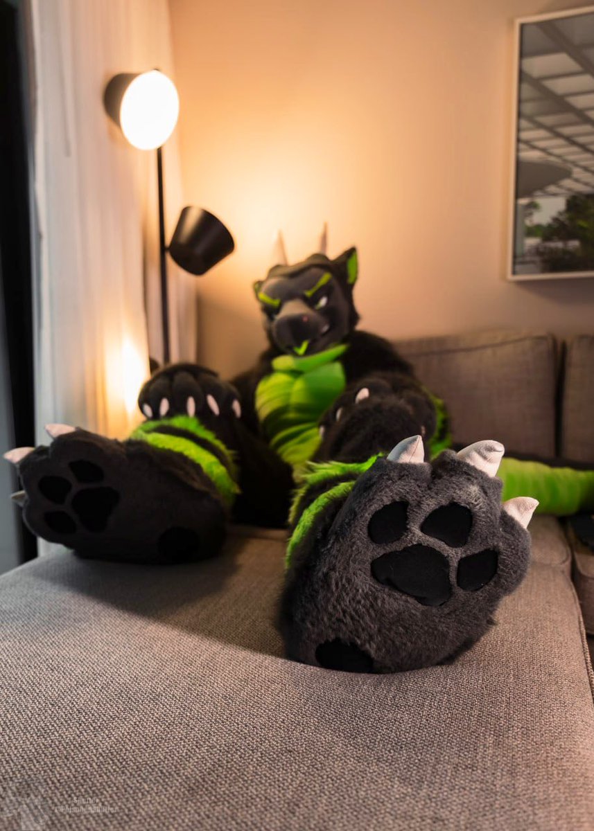 I’m a little late to #PawDay, 

but better to be late than never!

🪡 - <a href="/kigurumikagetsu/">きぐるみ花月/Kigurumi Kagetsu</a>
📸 - <a href="/PoisonedShutter/">Shutter</a>

#FWA2025 #kigurumifursuit