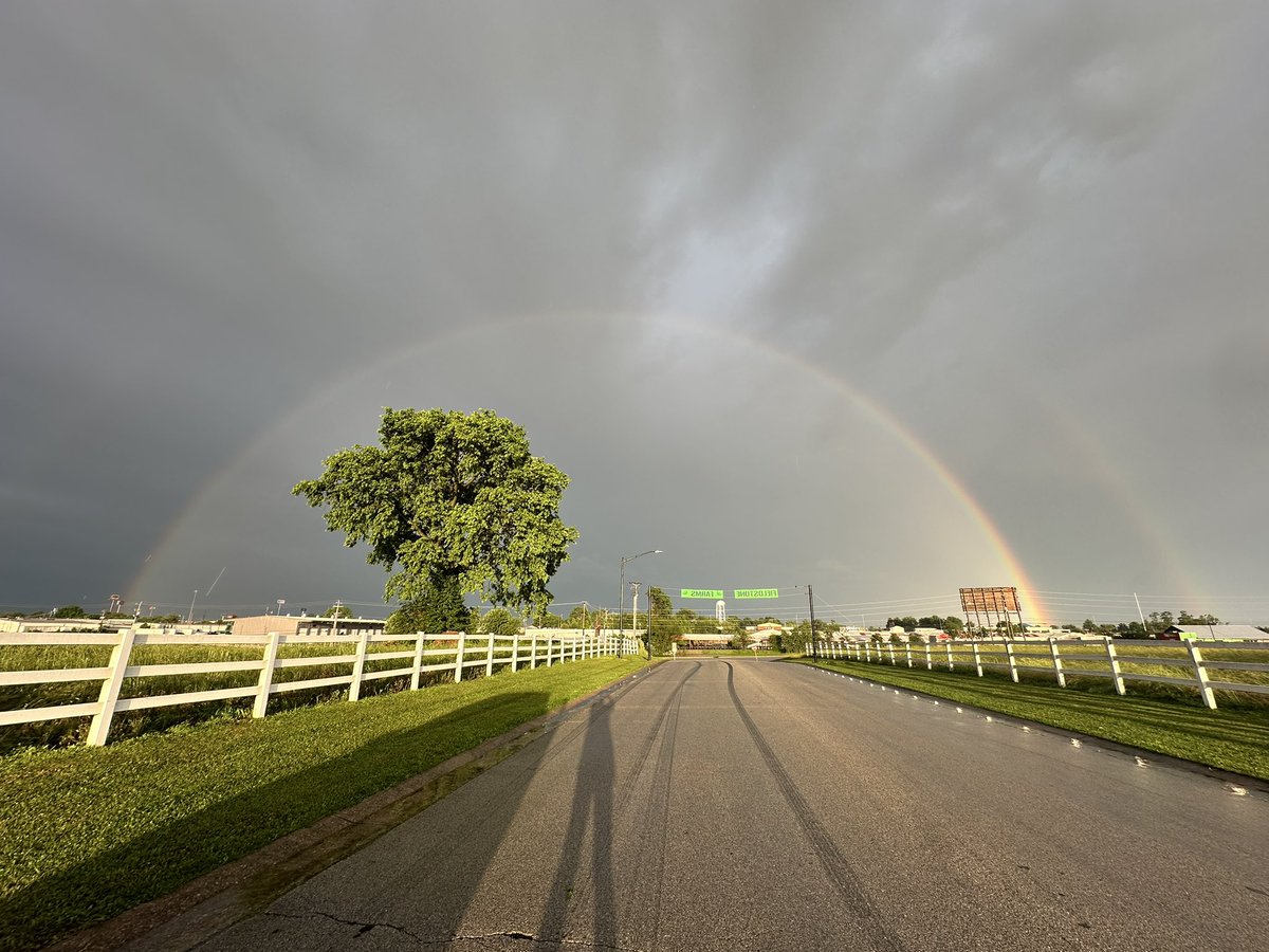 taylorroemer's tweet photo. @I65WxSils @wxornotBG @Main_Event_Wx @ChrisAllenSkywx @WBKOWeather @joeimel @NWSLouisville Rainbow after the storm 🌈 #BGKY https://t.co/BUk5PP31DV