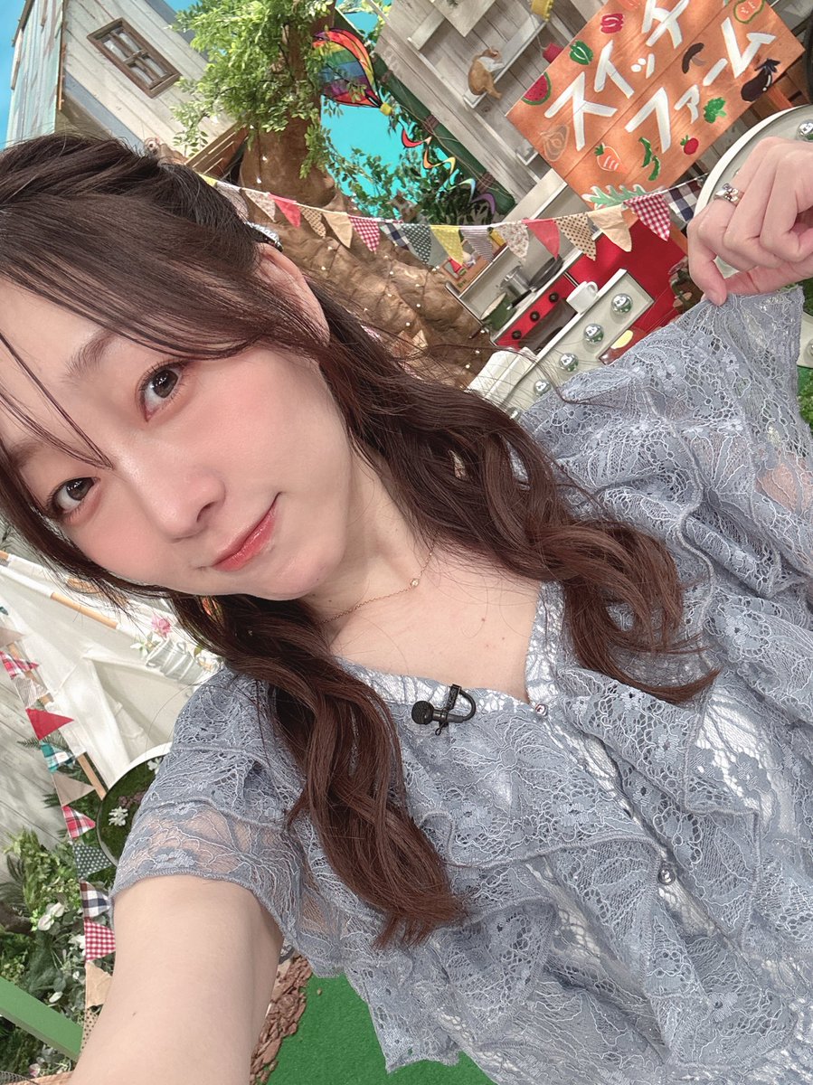 dasuwaikaa's tweet photo. おはようー🪅
今日の衣装はパーティー行けそうな衣装🥂
まもなく9:50〜生放送
#東海テレビスイッチ https://t.co/7c6mK0ng7I