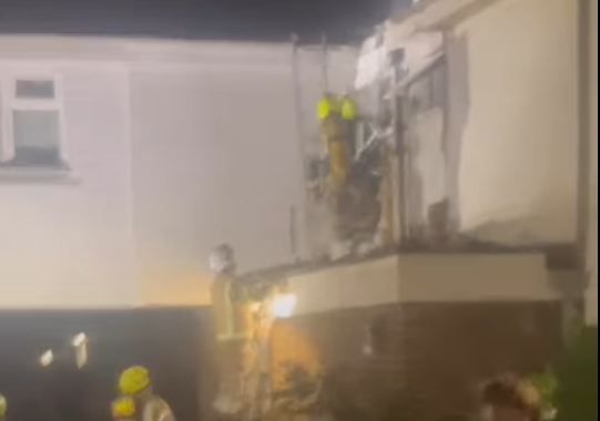 SussexIncidents's tweet photo. WSFRS are currently attending a fire at a residential property in Greenwood Court, Broadfield.
π₯ Talk about a long hose run -Click on Video
π Great job as always, @WestSussexFire @CrawleyFire999
#Crawley #Broadfield #WSFRS #FireService #BreakingNews #SussexNews https://t.co/WV2ek1pep6