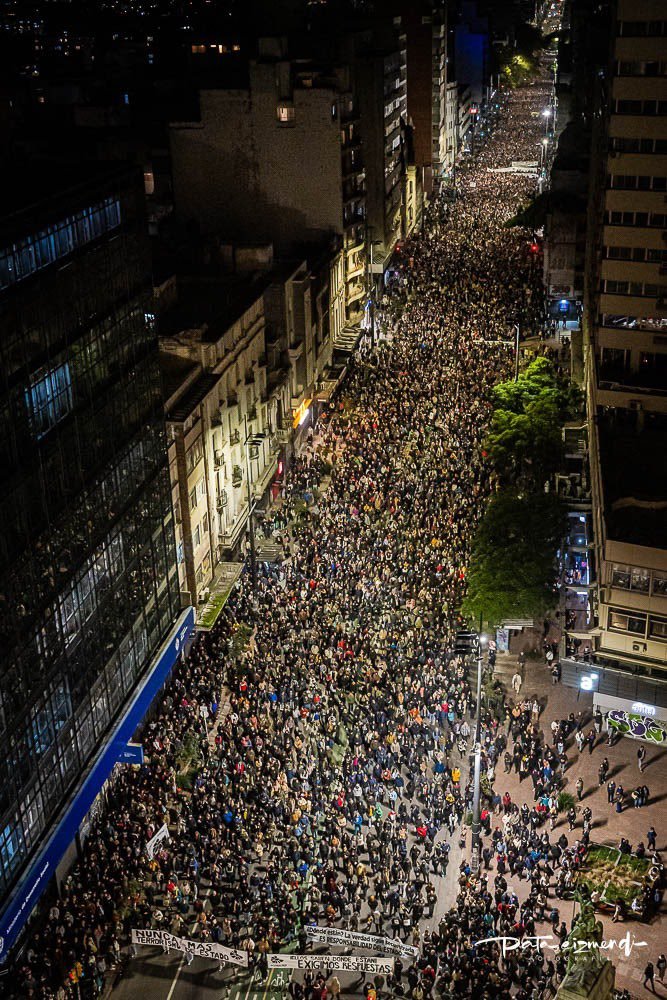 La Marcha del Silencio en Uruguay. 

Marchan de derecha, de izquierda y de centro...

Todos con el mismo discurso:

“30 veces Nunca Más...
Sepan cumplir. 
¿Dónde están?”

#MarchaDelSilencio