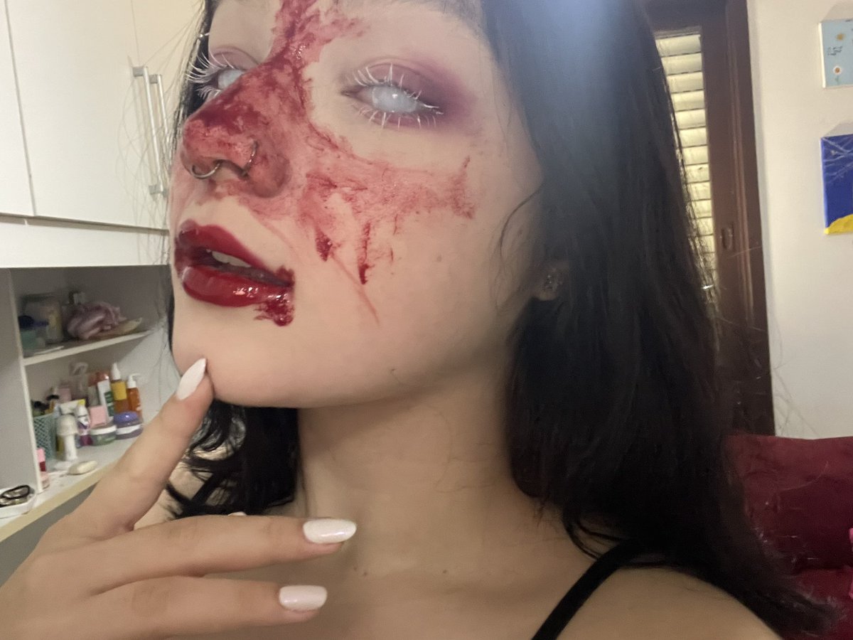 b0nell1's tweet photo. vi uma queen fazendo e quis fazer a minha versao 💋 https://t.co/lkLYuNGdkZ
