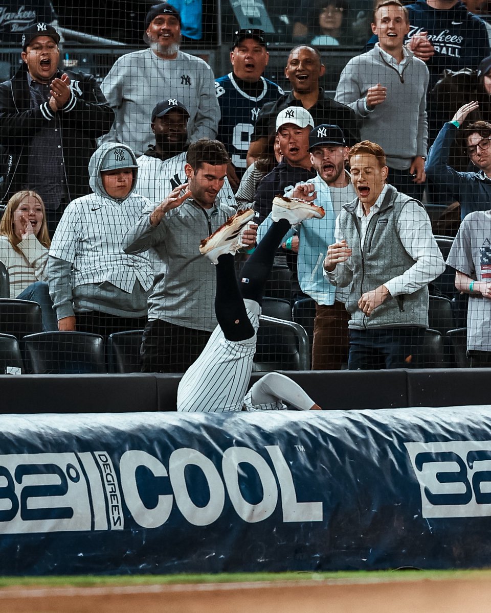 Yankees's tweet photo. A catch in two parts: https://t.co/0h9THfKNmm