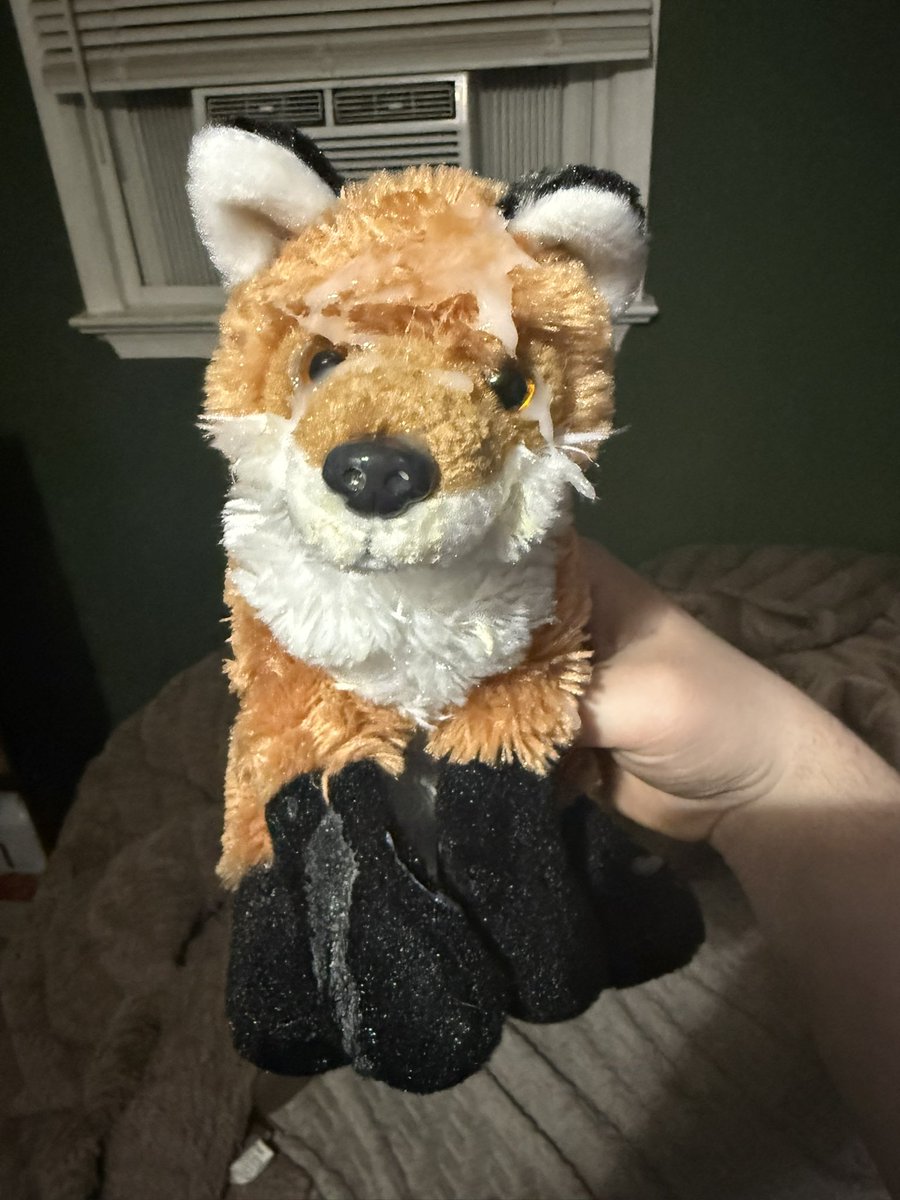 I got sooo fucking horny and sadly most of the load missed but foxy still good a good amount :3