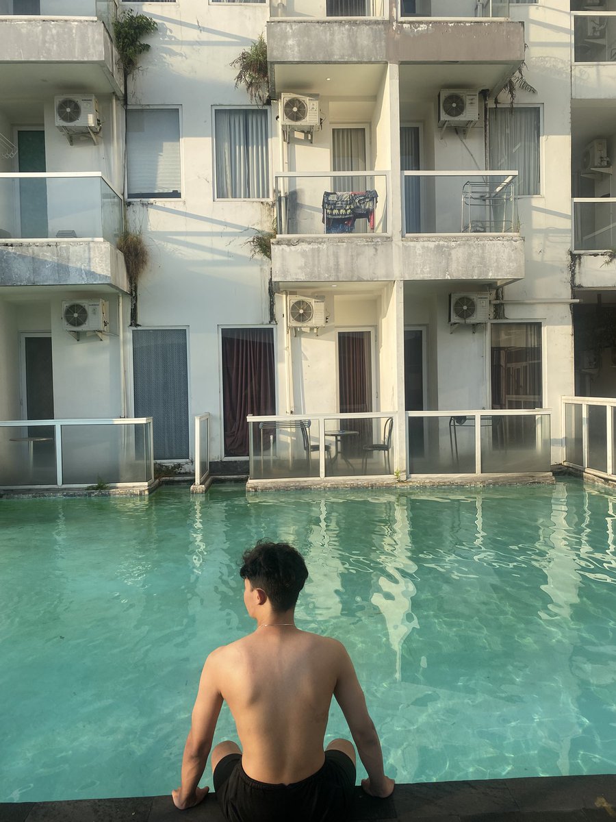 Gada yg mau nemenin renang bareng?
#GayJogja