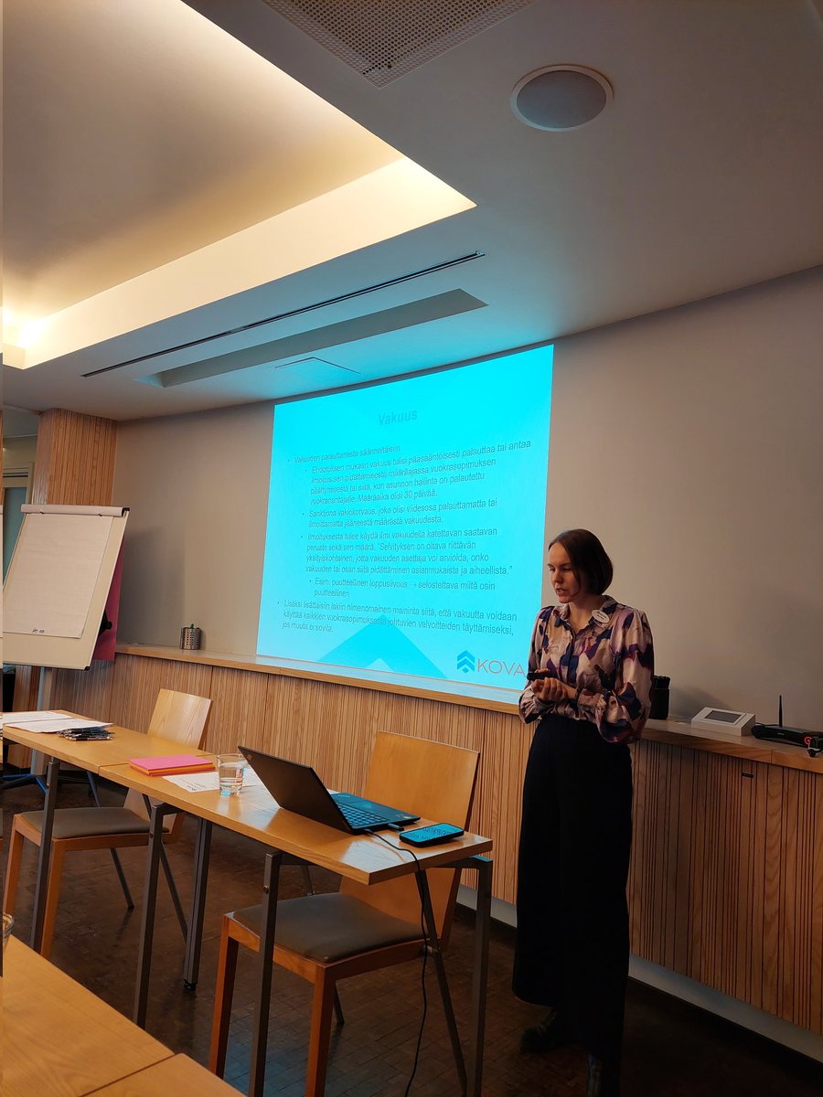 KOVAn järjestämä  isännöintikoulutus käynnistettiin hetki sitten KOVAn lakimies Vilma Pihlajan puheenvuorolla. Paikalla on runsas määrä KOVAn jäseniä kuulemassa ajankohtaista ja tärkeää tietoa.