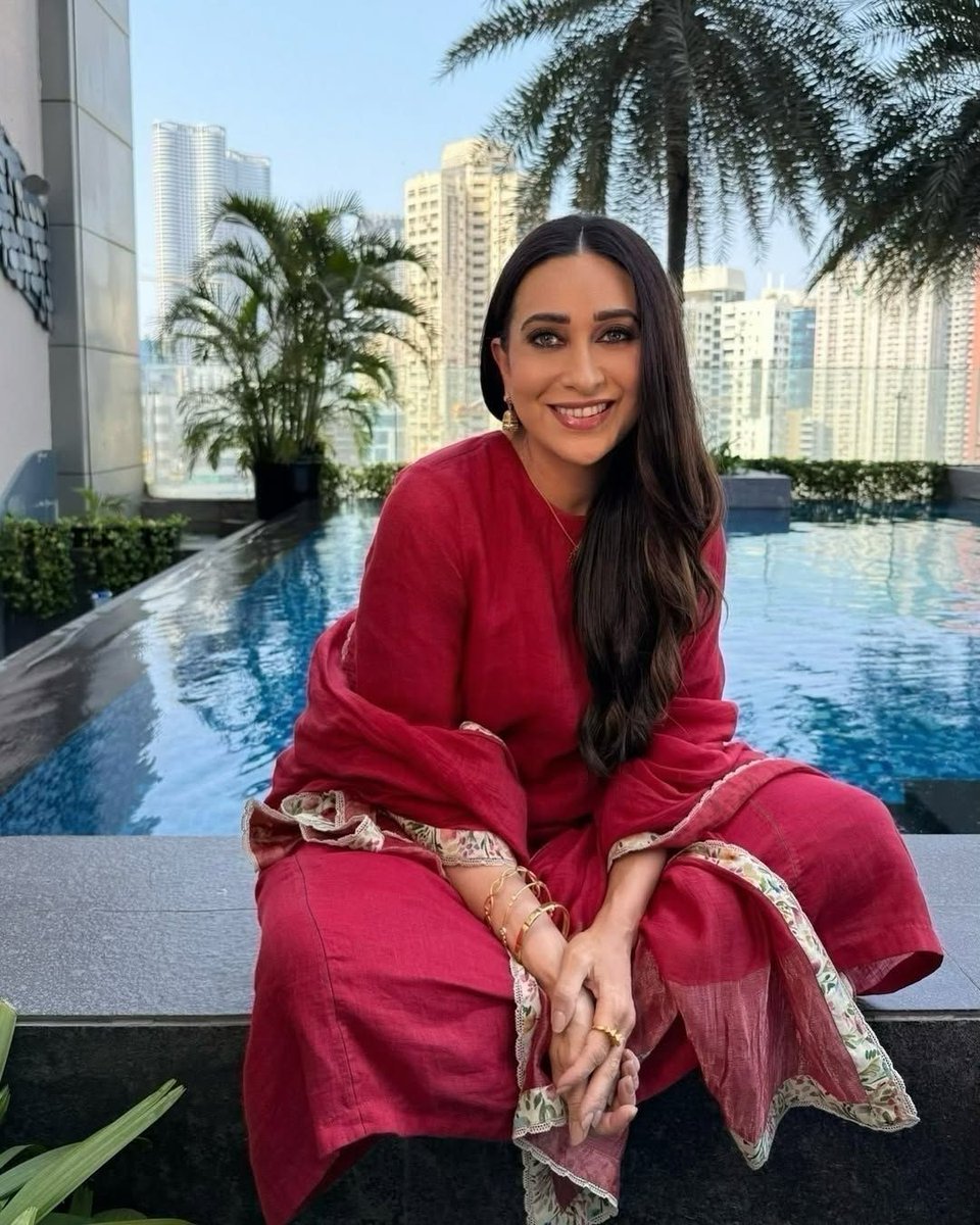 BangaloreTimes1's tweet photo. #KarishmaKapoor savoring sweet summer vibes with watermelon bliss! ππ
#SummerLove #SunnyDays #FruitFun #Refreshing #ChillVibes #SummerSnacks https://t.co/bzdt9CEfDx