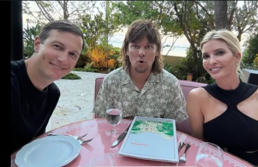 KweenInYellow's tweet photo. @TheoVon Don't tell us tell your friends.  🙄 https://t.co/iGJQxNBAJT