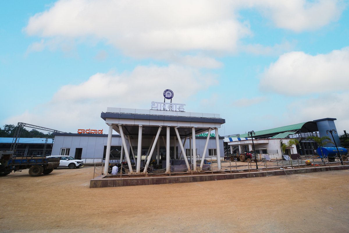 PIB_India's tweet image. #Dharwad Station Shines with a New Look! ✨🚉

Transformed under the #AmritBharatStationScheme, Karnataka’s Dharwad Railway Station now offers a modern and upgraded travel experience

Catch a glimpse of the transformation! 📸