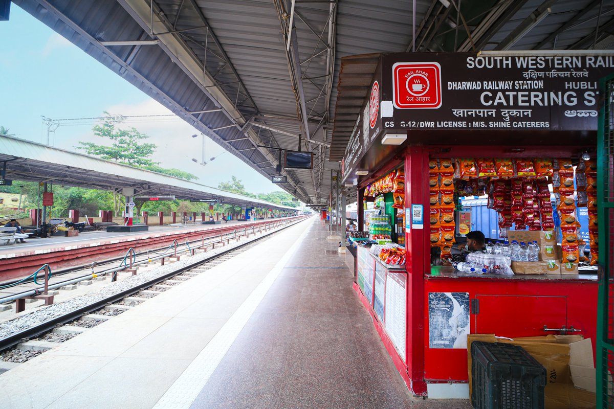PIB_India's tweet image. #Dharwad Station Shines with a New Look! ✨🚉

Transformed under the #AmritBharatStationScheme, Karnataka’s Dharwad Railway Station now offers a modern and upgraded travel experience

Catch a glimpse of the transformation! 📸