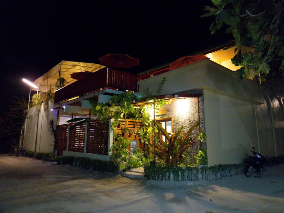 AasnaInn's tweet photo. Coastal charm meets comfort at our beachside guesthouse. Your retreat by the sea awaits. 🏡🌴 #SeasideSerenity #GuesthouseGetaway Beach Escape #thulusdhoo #aasnainn https://t.co/S1WuU3wZjw