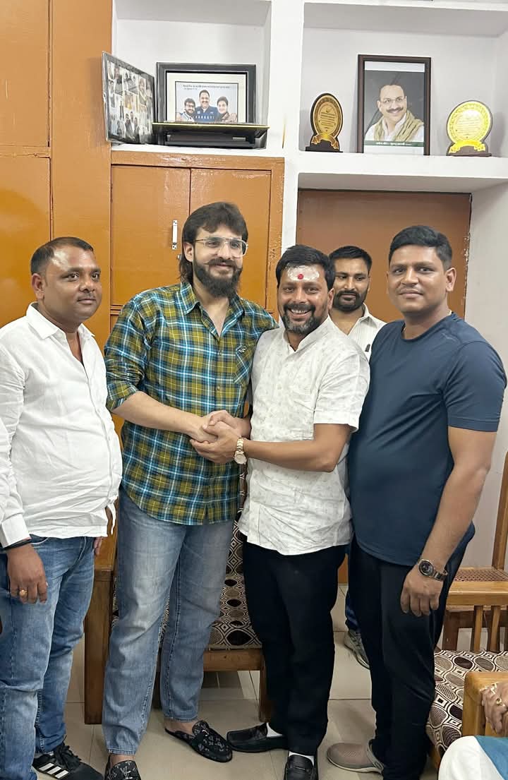 कह दो उन क़ातिल हवाओं से ......
         मोहब्बत -ए- चराग़ अभी बुझा नहीं है !!!
सियासती शहर लखनऊ में ज़ालिम हुक्मरानों के ज़ुल्म और अत्याचार के खिलाफ 
बागी विधायक श्री अब्बास अंसारी जी से
 अंदाज -ए -जोश के साथ मुलाकात हुई हम उनके क्रांतिकारी तेवर को दिली सलाम करते हैं।
