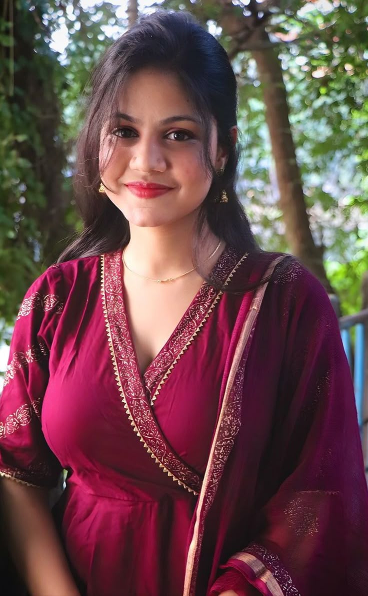 "मनुष्य" के अलावा
बाकी सारी चीजें॥

वैसी ही हैं
जैसी वे दिखती हैं॥