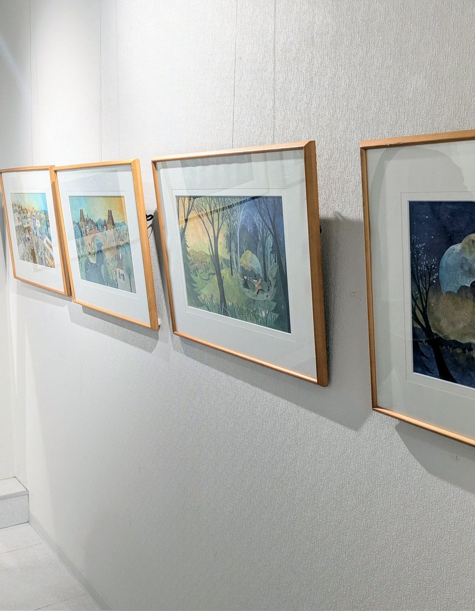 おはなしのえほんシリーズでお世話になっている、イラストレーターたなか鮎子さんの原画展におじゃましました。ヨーロッパの素敵な街並み、かわいい子ども、精密で美しいタッチにうっとり…皆様もぜひ！神保町です！