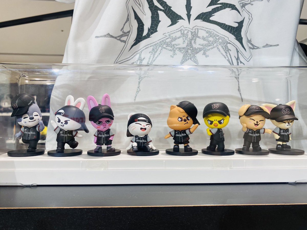 hjsmjs_'s tweet photo. JINIRET IS SO SMOL?????? 😭 https://t.co/U4ee7aRILv