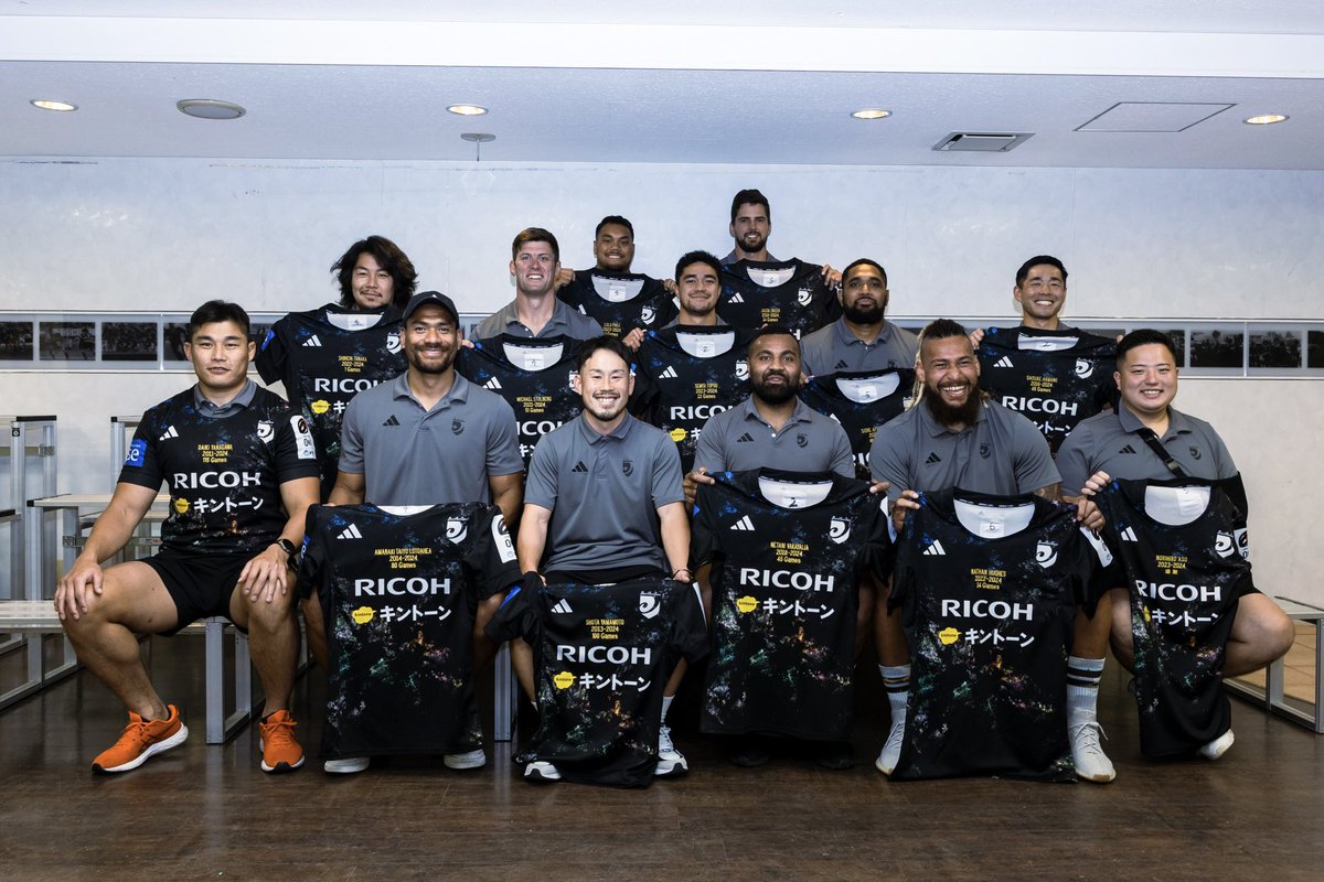 RICOH_BlackRams's tweet photo. 【2024-25シーズン納会】vol.1📸
先日 #リコー総合グラウンド にて2024-25シーズンの納会を実施し、13名の選手と4名の事業スタッフの退団セレモニーを行いました🐏

退団選手がスピーチをし、それぞれ親交の深い選手がプレゼンターとなりメッセージと記念ジャージを贈呈👕🖤

これまでの素晴らしい功績とたくさんの思い出に、心より感謝申し上げます🫂✨
皆さんの新たなステージでのご活躍を心よりお祈りしております🙏🏻
Good luck boys🍀

🔗https://t.co/zlKZ6vlmsL

#BlackRamsTokyo #ブラックラムズ東京
#LeagueOne #リーグワン #Reboot