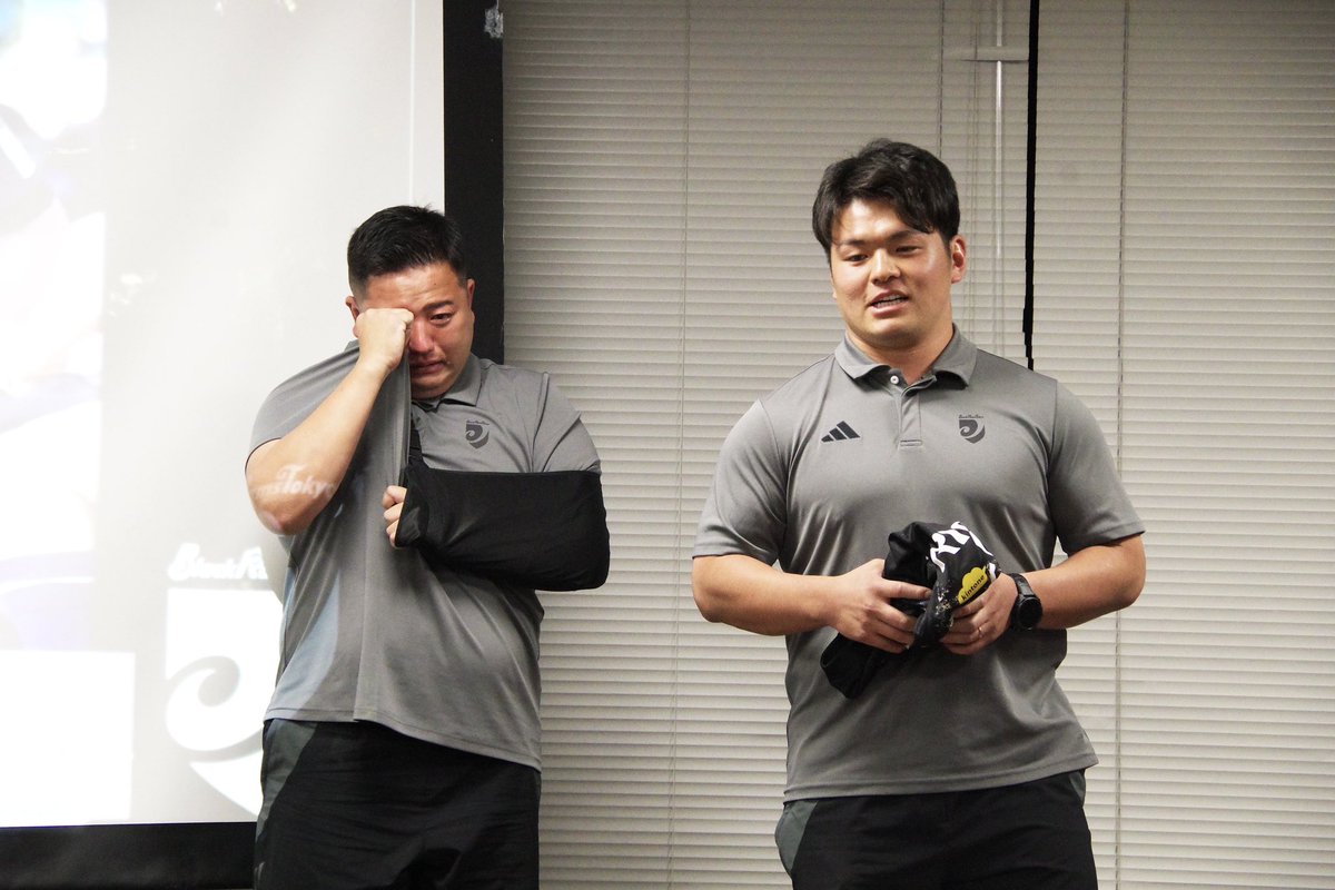 RICOH_BlackRams's tweet photo. 【2024-25シーズン納会】vol.1📸
先日 #リコー総合グラウンド にて2024-25シーズンの納会を実施し、13名の選手と4名の事業スタッフの退団セレモニーを行いました🐏

退団選手がスピーチをし、それぞれ親交の深い選手がプレゼンターとなりメッセージと記念ジャージを贈呈👕🖤

これまでの素晴らしい功績とたくさんの思い出に、心より感謝申し上げます🫂✨
皆さんの新たなステージでのご活躍を心よりお祈りしております🙏🏻
Good luck boys🍀

🔗https://t.co/zlKZ6vlmsL

#BlackRamsTokyo #ブラックラムズ東京
#LeagueOne #リーグワン #Reboot