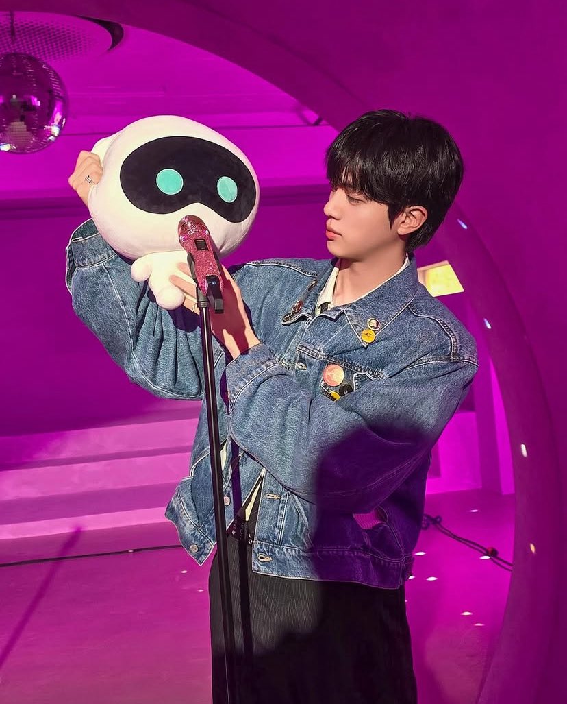 jinniesarchives's tweet photo. JIN ON WOOTTEO INSTAGRAM POST📸 https://t.co/IpLOUO8IOp