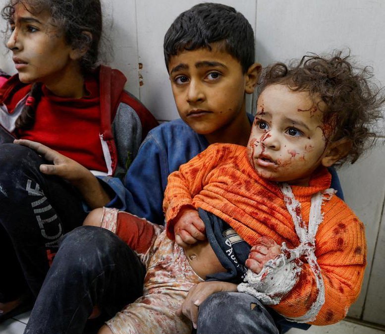 Julian Assange ayer en Cannes 2025 con una camiseta con todos los nombres de 4.986 niños palestinos asesinados x el ejército israelí. La <a href="/ONUinfo/">ONU Info</a> advierte que 14.000 bebés corren el riesgo de morir en las próximas 48 horas en Gaza si no reciben ayuda humanitaria.