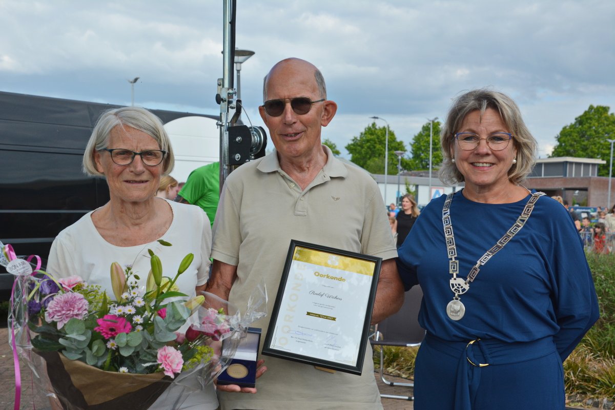 21-05-2025Erepenning voor Roelof Wichers

Op maandagavond 19 mei ontving Roelof Wichers een gemeentelijke  onderscheiding voor zijn uitzonderlijke en langdurige inzet als  vrijwilliger in Wezep en omstreken.
oldebroekvoormekaar.nl/erepenning-voo…