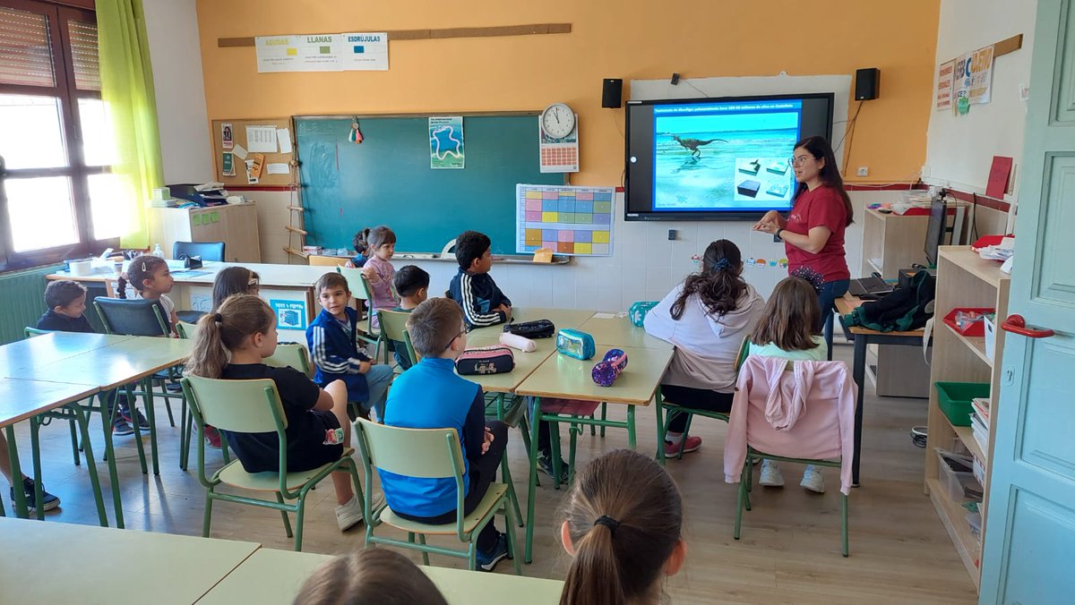 Con motivo del DIM, ayer martes 20 de mayo los paleontólogos 🤠 dieron una charla divulgativa en el CRA Olea (Castellote). En ella, mostraron a los alumnos la variedad de plantas 🌲 y dinosaurios 🦖, así como los paleoambientes en los que vivieron en la zona de Castellote.