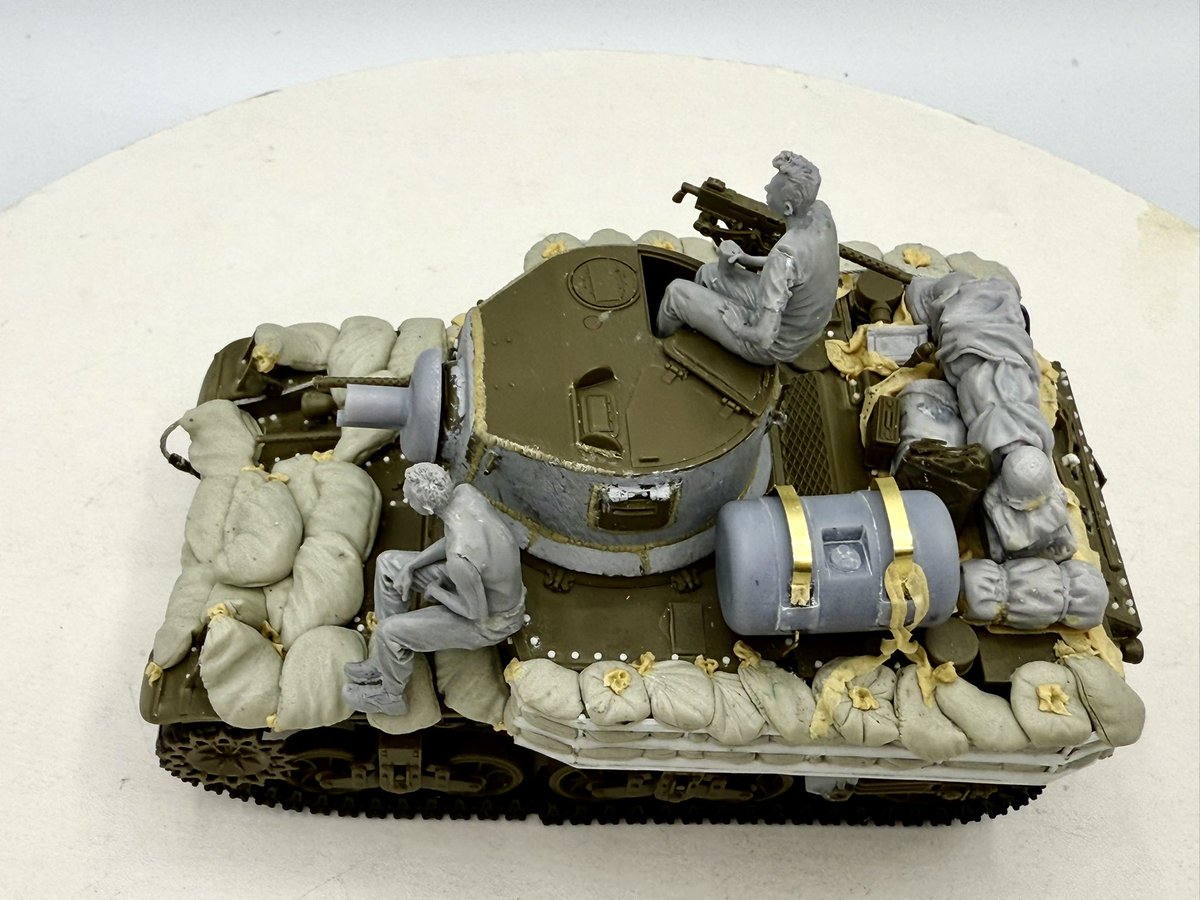 組み立てが完了しました。　1944 サイパン島海兵隊　M3 サタン　火炎放射戦車です。土嚢装甲、火炎放射防盾、火炎放射用燃料タンクは自作です。

#M3StuartsSatan