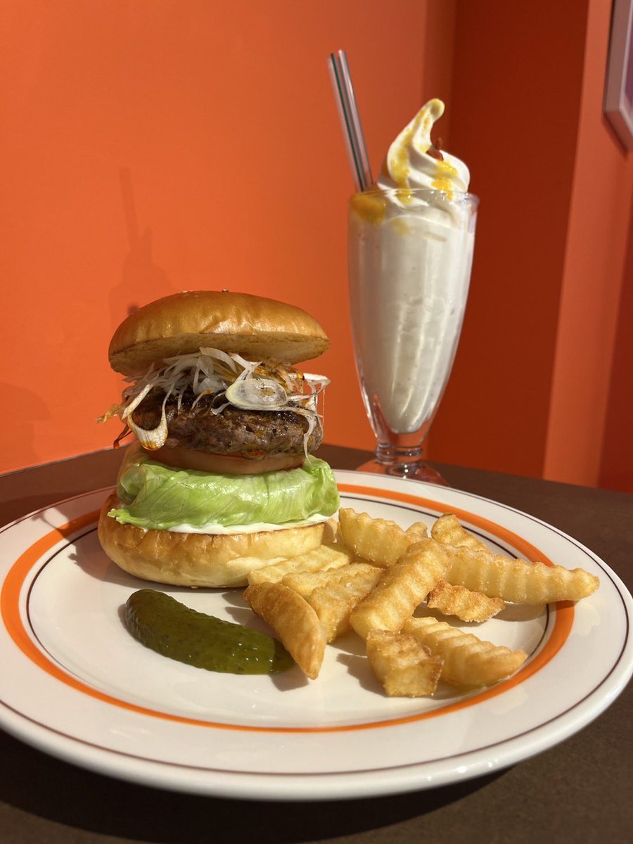 本日も元気に営業しております💪🏻💪🏻💪🏻
ハンバーガーショップ富吉の営業時間
平日と土曜日は10時からオープンです！
日曜日は7:30からです！！
ラストオーダーは、20:30で
クローズは、21時ですが、、、
水曜日は18:00クローズです🙇‍♀️🙇
定休日は今月はないです。
6月はまたお知らせします！
4649です🙇