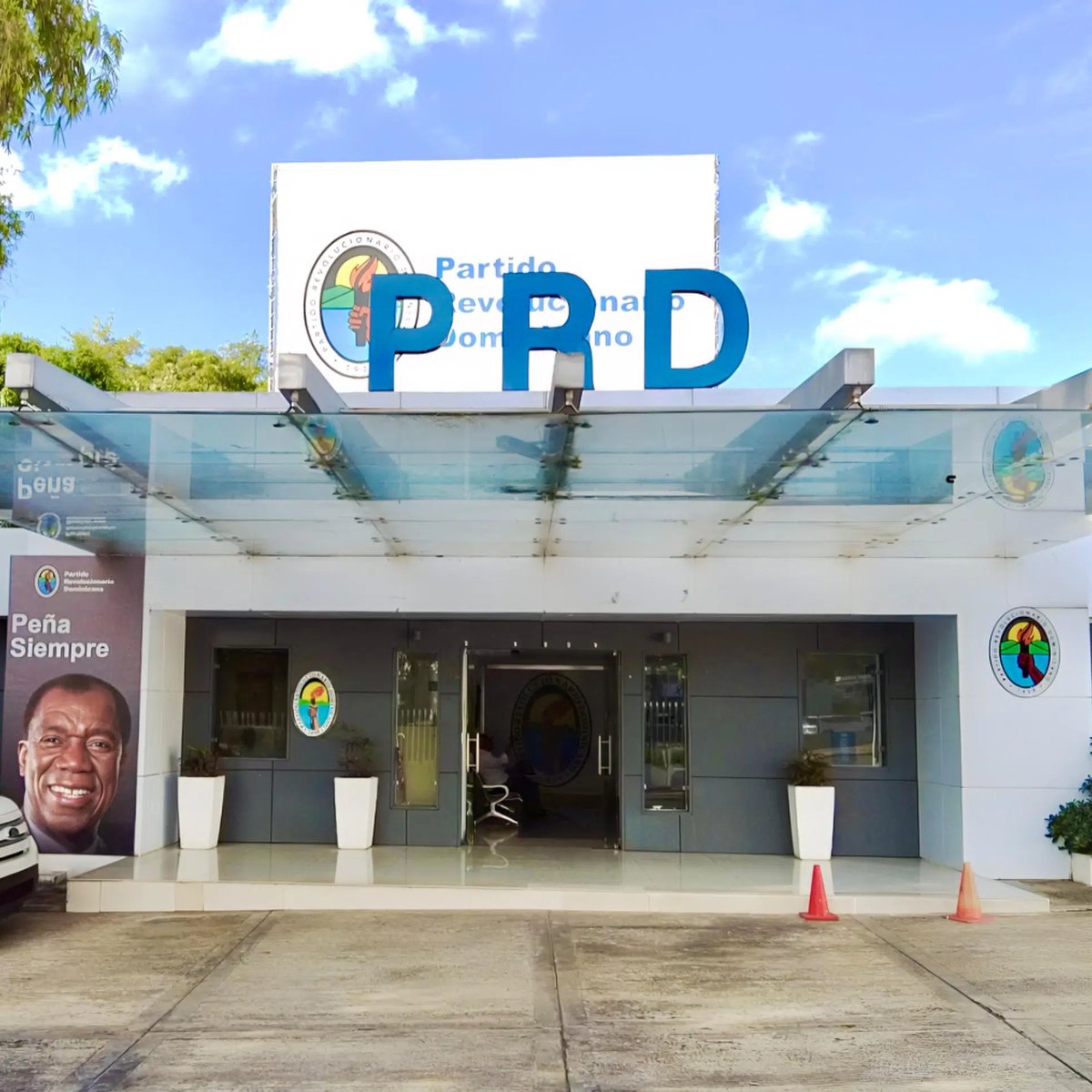 Desde el PRD reiteramos: urge retomar la propuesta del Bloque Regional ante el caos en Haití. No bastan medidas aisladas. Hay que actuar unidos, instar a las potencias y evitar el colapso total.

#PRD #Haití #CrisisHaitiana #BloqueRegional #SeguridadRegional