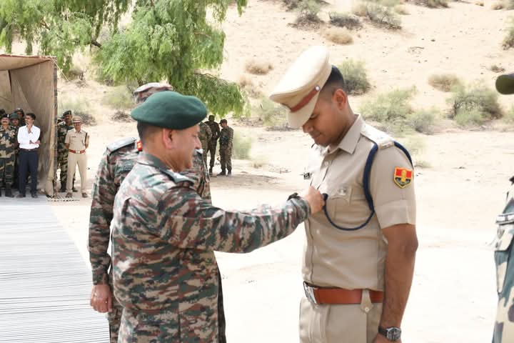 एक तरफ़ हमारी सेना दुश्मन को कड़ा सबक सीखा रही थी तो दूसरी ओर पुलिस ने आंतरिक सुरक्षा में क़ाबिले तारीफ़ मुस्तैदी दिखाई। राजस्थान पुलिस ने बॉर्डर के करीब अपनी भूमिका से सबको प्रभावित किया। 

सेना द्वारा जैसलमेर पुलिस अधीक्षक श्री सुधीर चौधरी को सम्मानित किया गया है। उनको