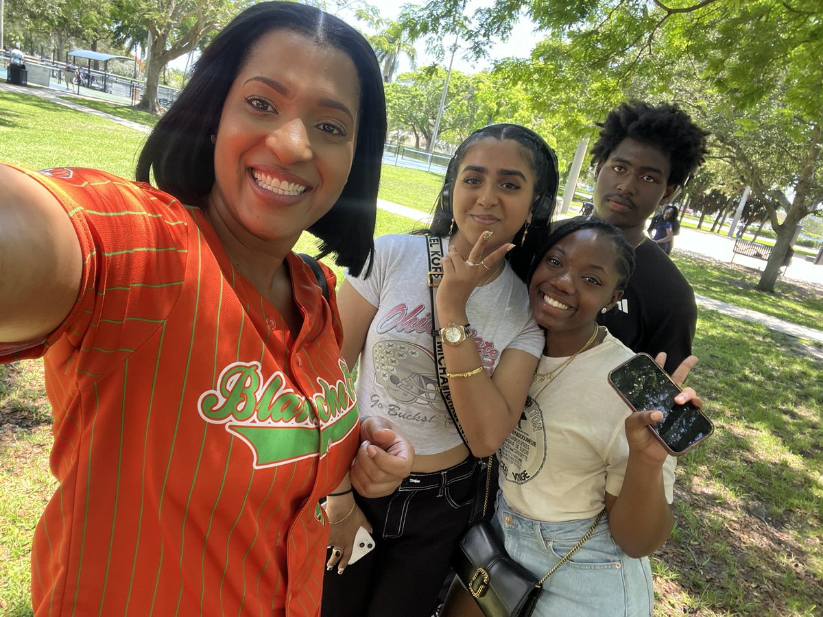 The U.S. History BBQ was a hit! Big kudos to all the juniors who scored Level 3 or higher on the EOC, your hard work paid off! Connie McGirt <a href="/ladymcgirt/">MrsMcgirt2U</a>, you did it again. Everyone had a great time celebrating! 💚🧡