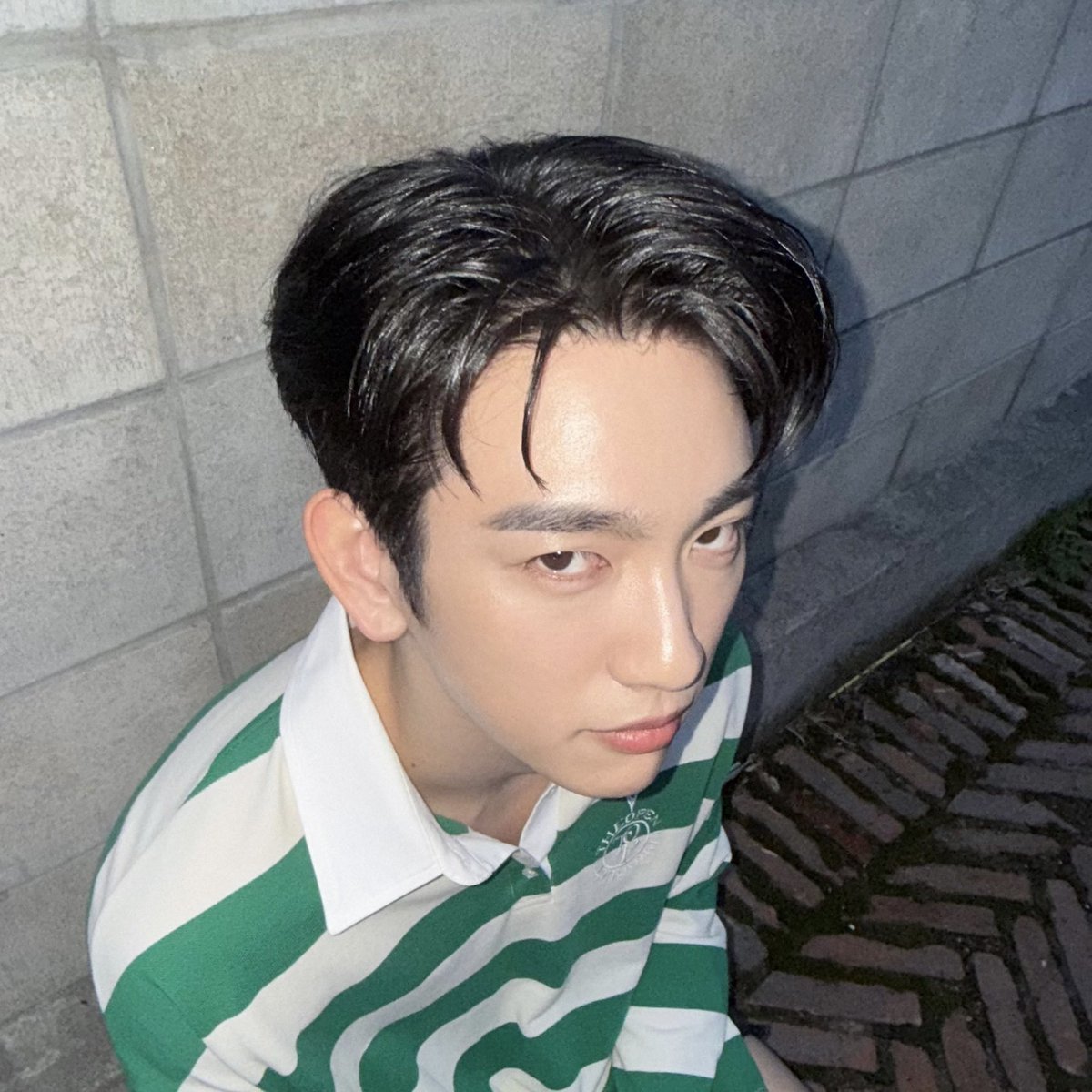 i love this genre of jinyoung pics