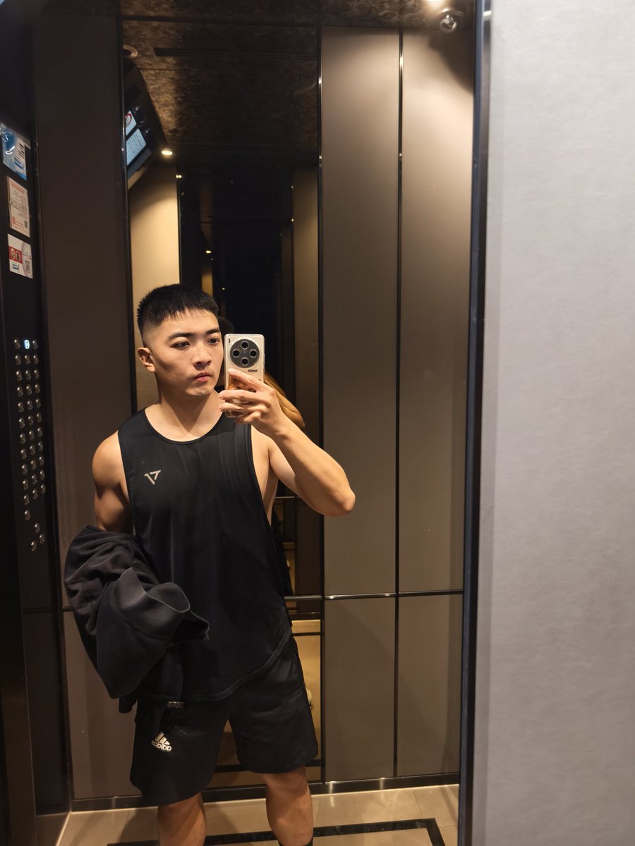 不太會自己在上面搖是不是會被1號扣分阿，發現好多人都喜歡，努力練習😓