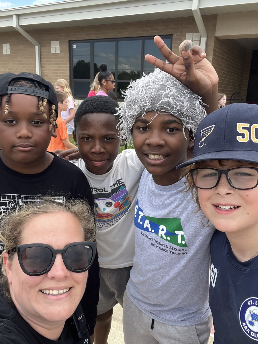 SCEAbramczykAP's tweet image. Our 5th graders enjoyed their barbecue today. Thank you to the volunteers and donations from our families that helped make it happen. We also want to thank @StoneCreekPTC for the snow cones!