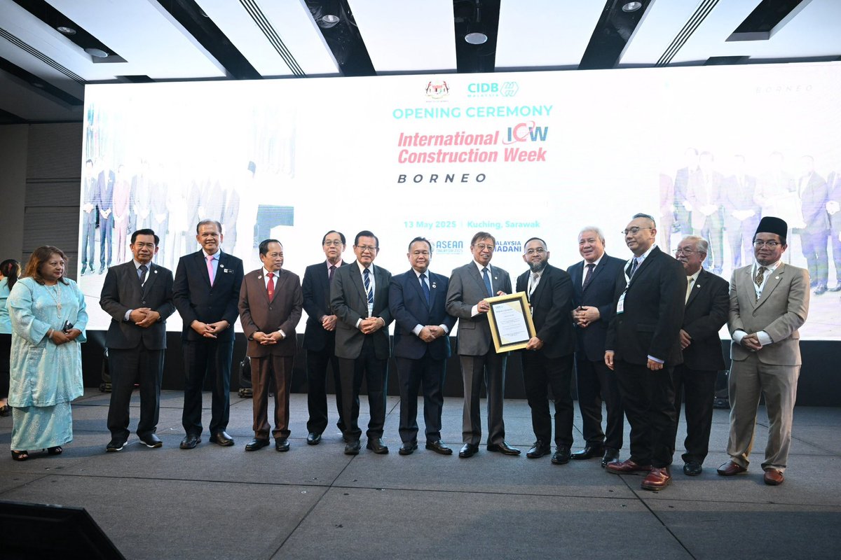CIDBMALAYSIA's tweet photo. Bersempena perasmian acara ICW Borneo 2025 pada 13 Mei 2025, YAB Premier Sarawak, YAB Datuk Patinggi Tan Sri (Dr) Abang Haji Abdul Rahman Zohari bin Tun Datuk Abang Haji Openg telah menyampaikan sijil penghargaan kepada Arkiskape Sdn Bhd

https://t.co/iJmvIJ5F19 https://t.co/npQUAn46Fn
