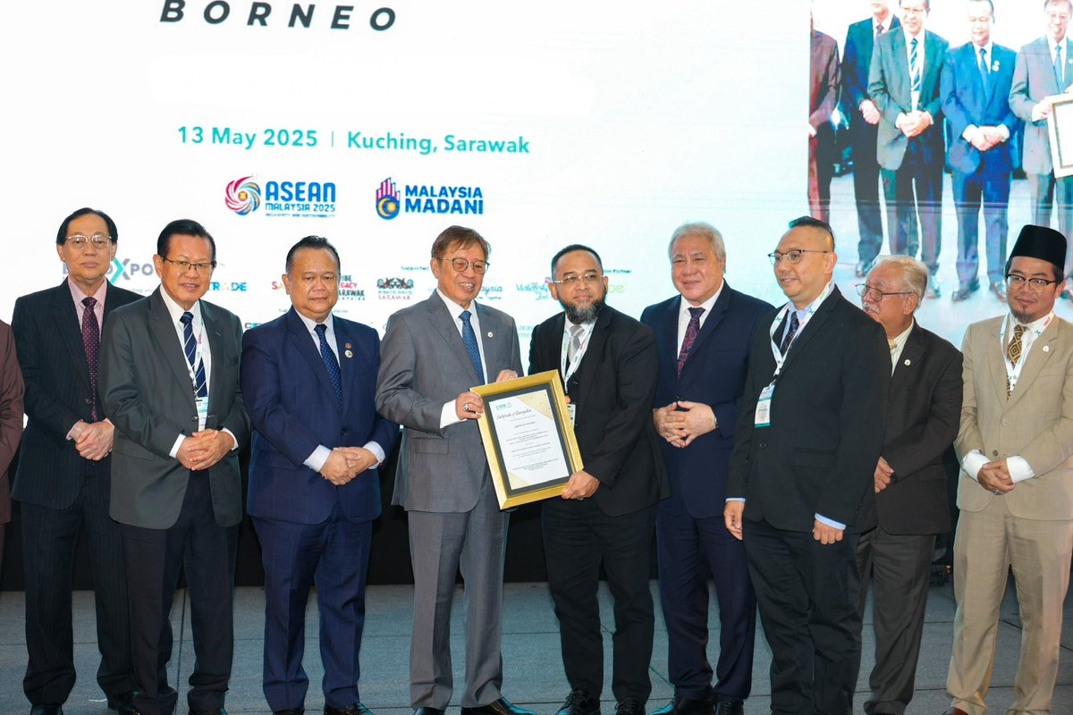 CIDBMALAYSIA's tweet photo. Bersempena perasmian acara ICW Borneo 2025 pada 13 Mei 2025, YAB Premier Sarawak, YAB Datuk Patinggi Tan Sri (Dr) Abang Haji Abdul Rahman Zohari bin Tun Datuk Abang Haji Openg telah menyampaikan sijil penghargaan kepada Arkiskape Sdn Bhd

https://t.co/iJmvIJ5F19 https://t.co/npQUAn46Fn