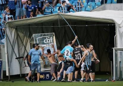 Gremistao1903's tweet photo. 🚨OPINIÃO! 

Esse torcedores do GRÊMIO deveriam ser colocados na calçada da FAMA! 

O VAR DA CBF É UM LIXO. https://t.co/4Nok3VrMdt