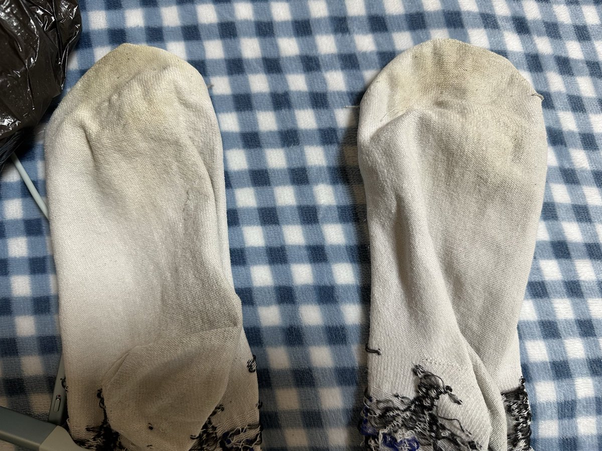 不爱换袜子的直男室友
袜底已经不知道被脚汗浸透过多少次，他也只是把袜子展开放在床上晾干准备继续穿
一靠近就能感受到43码大臭脚的味道扑面而来
#直男亲爹 #臭脚爸爸 #崇拜 #雄臭 #爷们儿