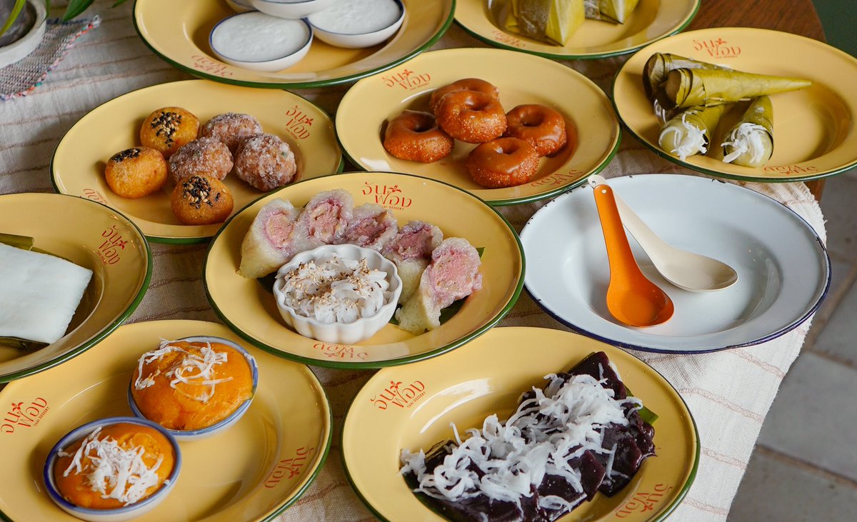 —— 🥥จันฟอง
ร้านขนมไทย+ขนมเมืองล้านนา เปิดอยู่ในที่เดียวกับทับปิง มีขนมไทยสลับกันในแต่ละวัน แนะนำ“ขนมเมือง” เช่น ขนมวง, ขนมเกลือ, ขนมจ๊อก ฯลฯ ที่หากินยากมากๆๆ สั่งเป็นเซท เริ่ม 25 มีเครื่องดื่มเป็น ชา โอเลี้ยง 45 ฯลฯ ซื้อกลับ นั่งกิน หรือสั่งไปกินที่ทับปิงได้ #อร่อยเชียงใหม่