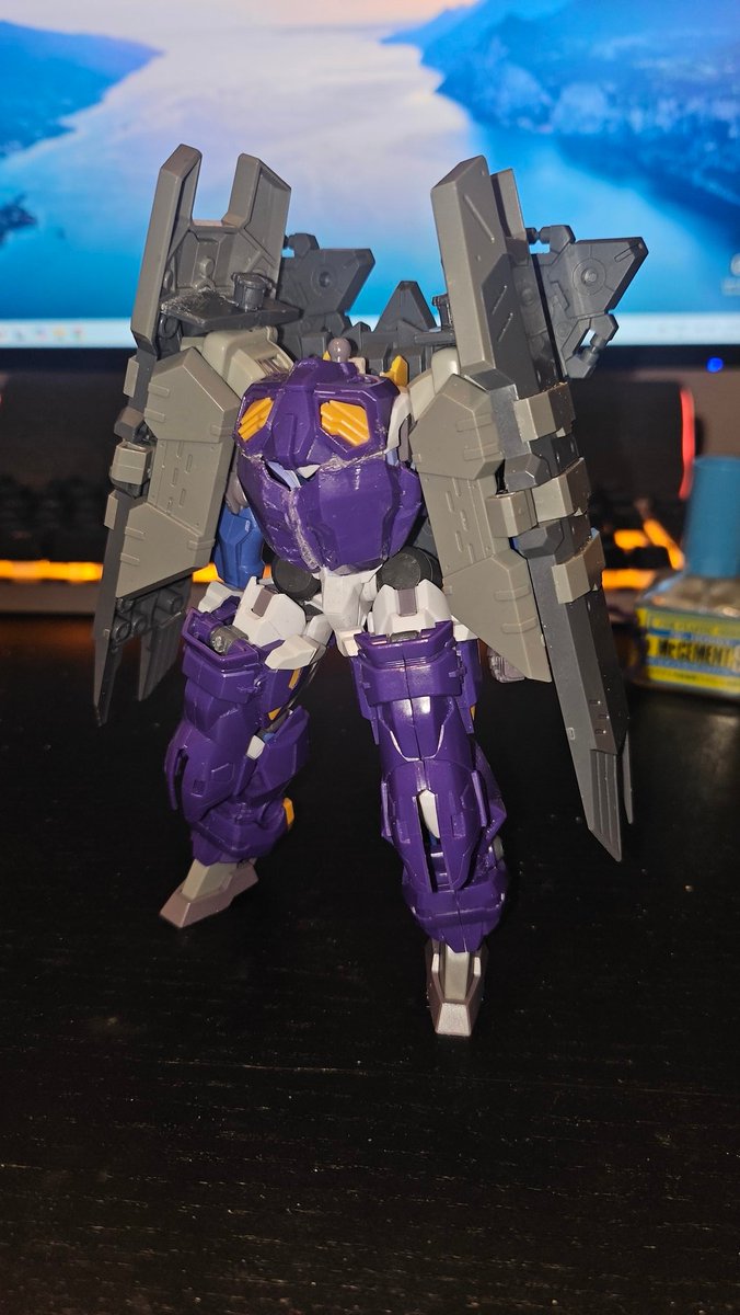 n_rec00's tweet photo. Took a looong break from customizing, but I think I finally got the idea out of my head. Don't know if I'll finish it, but it's here.
Think of a Cast-Off gimmick. The armor will be super dark, absorbing energy, powering the core mech.
#Lfrith #gunpla #ガンプラ #WIP #進行中 https://t.co/xuGEbQEpyN