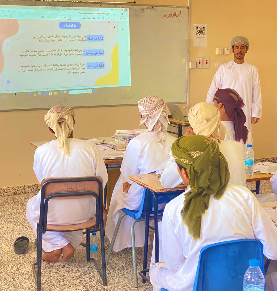 نفذ الأستاذ/ حمد كلوات العويسي درساً بعنوان الكناية لطلاب الصف الحادي عشر مستخدما وسائل تعليمية متنوعة لفهم هذا *الأسلوب البلاغي* ساهمت في تبسيط المفهوم وتعزيز الفهم لدى الطلبة من خلال التطبيقات العملية والتفاعل والمشاركة الفاعلة .
#تعليمية_جنوب_الشرقية #البلاغة #الكناية