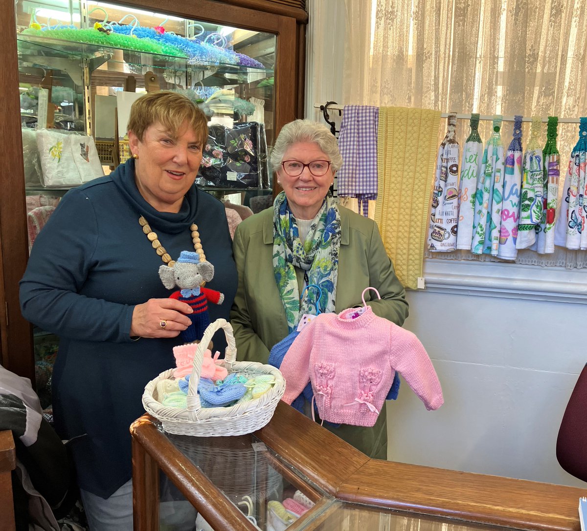 💙 𝗡𝗼𝘁 𝗮𝗹𝗹 𝗵𝗲𝗿𝗼𝗲𝘀 𝘄𝗲𝗮𝗿 𝘀𝗰𝗿𝘂𝗯𝘀. 𝗦𝗼𝗺𝗲 𝘄𝗲𝗮𝗿 𝗻𝗮𝗺𝗲 𝗯𝗮𝗱𝗴𝗲𝘀 𝗮𝗻𝗱 𝘄𝗮𝗿𝗺 𝘀𝗺𝗶𝗹𝗲𝘀.
This #NationalVolunteerWeek (19–25 May), we’re celebrating the amazing volunteers at Sydney Eye Hospital — the hearts behind the help.

Want to make a