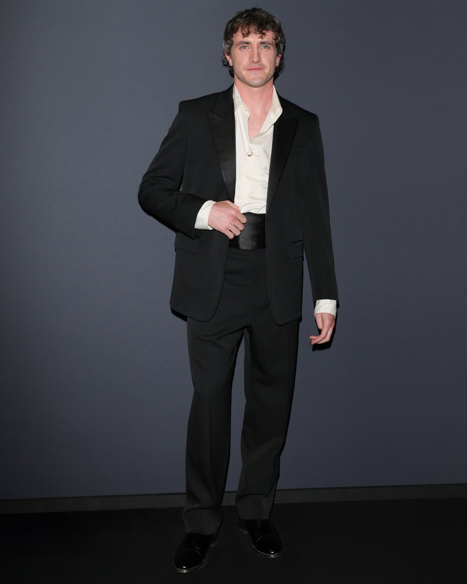 gucci_jp's tweet image. ポール・メスカル #PaulMescal とブランドアンバサダーのジャン・リンホー #ZhangLingHe が、#Gucci のカスタムメイドスーツを着用して、ケリング主催の2025年 #WomenInMotion アワードと #Cannes2025 プレジデンシャルディナーに出席。@KeringGroup